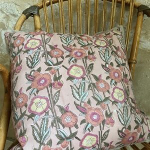 Coussin fleuri rose – Image 3