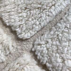 Tapis écru à motifs linéaires – Image 2