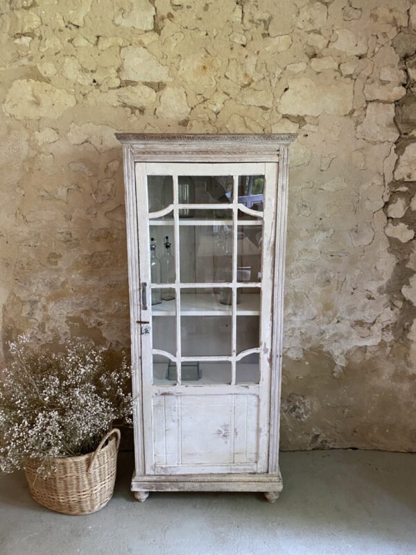 Bonnetière blanche vitrée