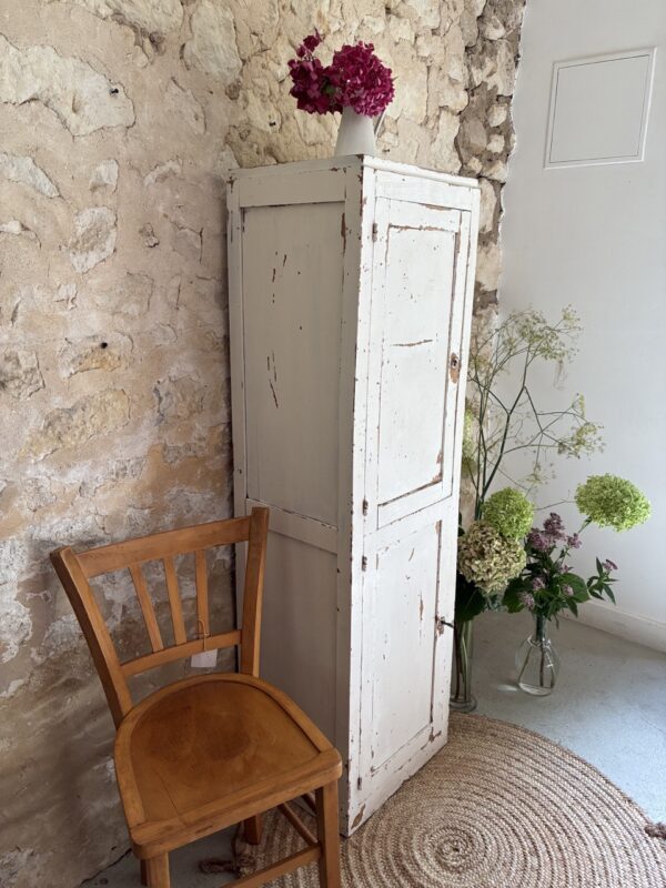Armoire "homme debout" pâtiné blanc – Image 2