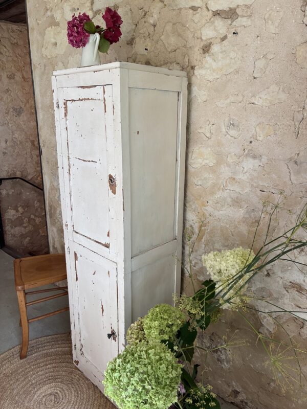 Armoire "homme debout" pâtiné blanc – Image 3