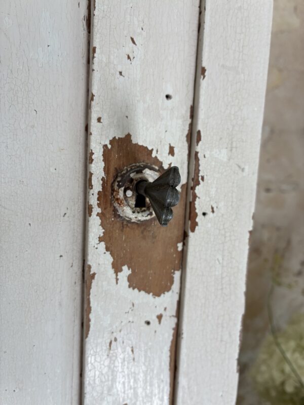 Armoire "homme debout" pâtiné blanc – Image 6
