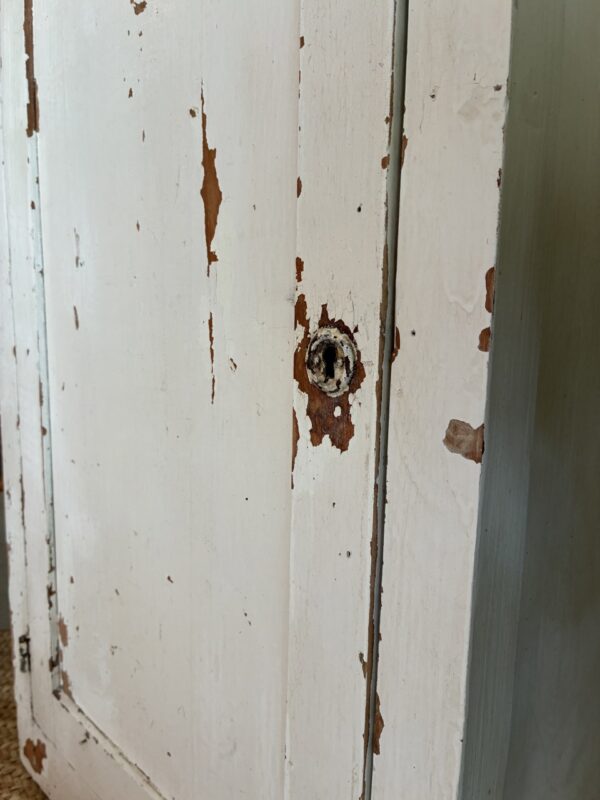 Armoire "homme debout" pâtiné blanc – Image 9