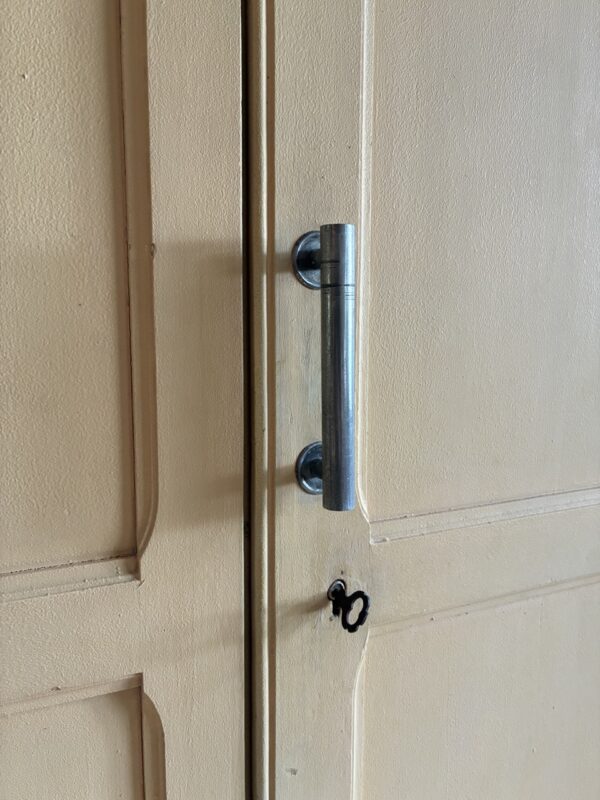 Armoire jaune – Image 9