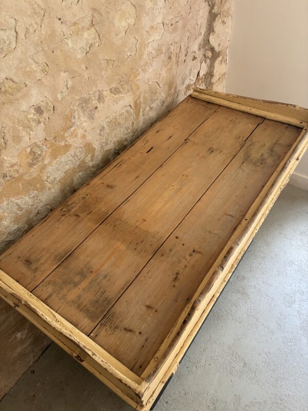 Bureau caisse patiné jaune – Image 15