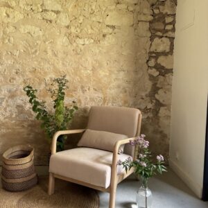 Fauteuil beige et bois