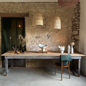 Grande table piètement gris