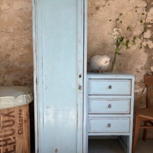 Meuble bleu asymétrique