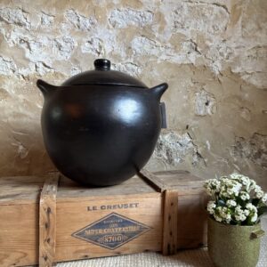 Soupière en poterie noire