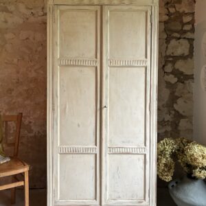 Armoire blanche patinée