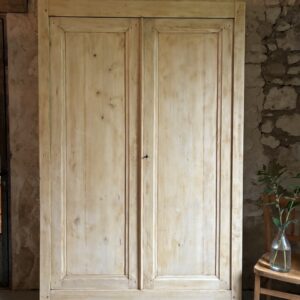 Armoire en bois clair