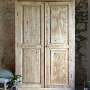 Armoire en bois brut