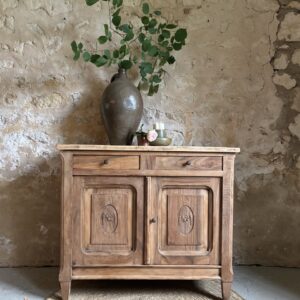 Buffet avec bas reliefs sur les portes