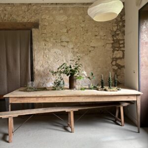 Grande table de ferme en bois brut de 250cm avec tiroirs de bout et un pied avec zinc. style campagne chic.