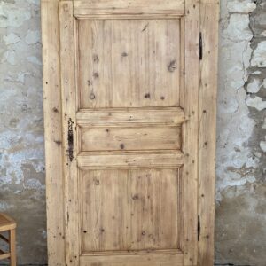 Armoire brute en bois