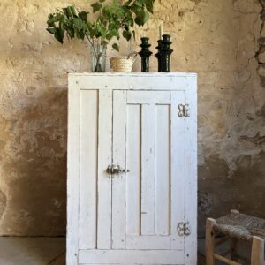 Buffet blanc patiné avec une porte