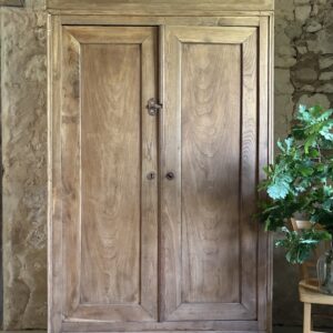 Armoire en bois avec penderie