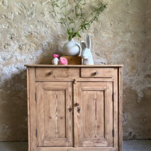 Buffet en bois brut, deux portes et deux tiroirs