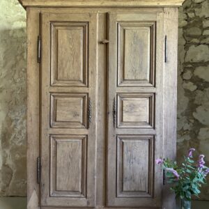Armoire avec montant central et portes