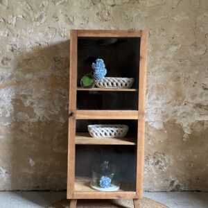 Vitrine sur pieds à fixer au mur