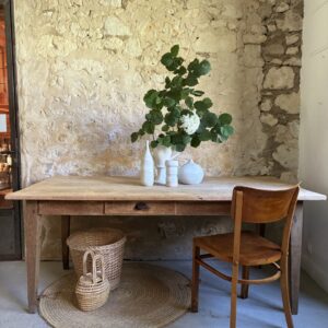 Table de salle à manger ou cuisine avec un tiroir