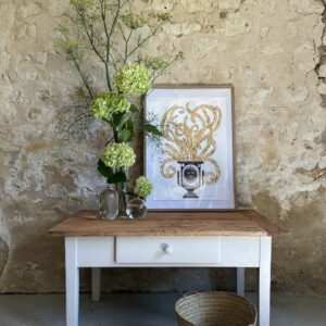 Table basse avec son plateau brut et piètement patiné blanc