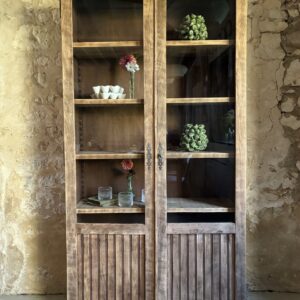 Armoire vitrée en bois brut