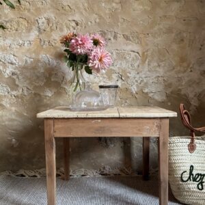 Petite table basse en bois brut